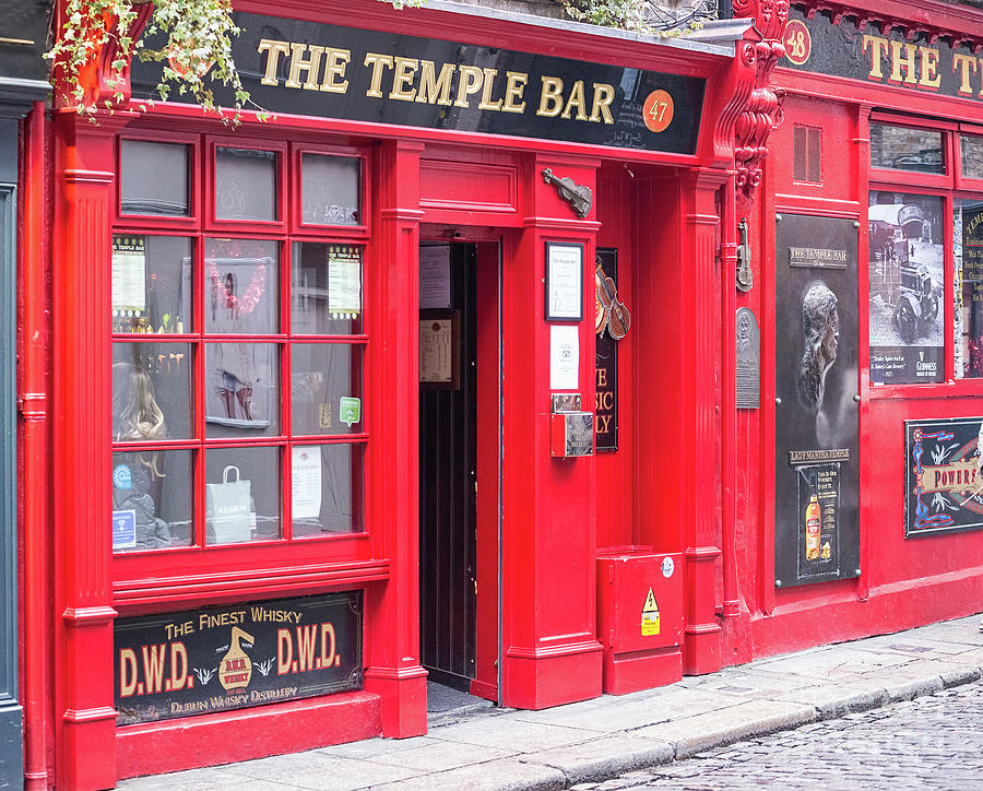 Temple Bar in Dublin Photograph by Les Palenik