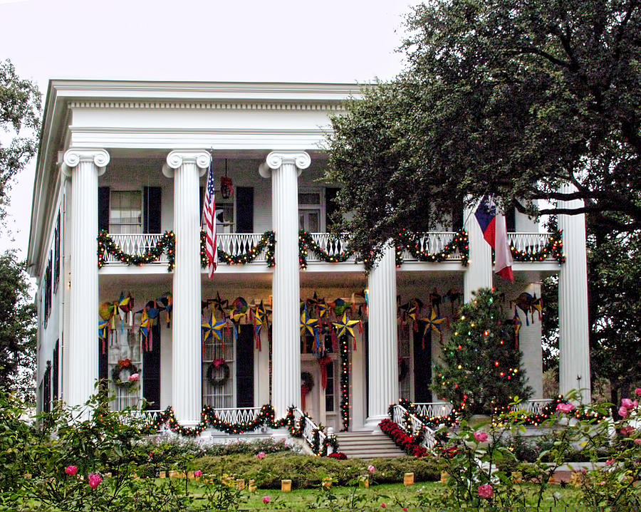 Texas Govenors Mansion at Christmas Photograph by Linda Phelps