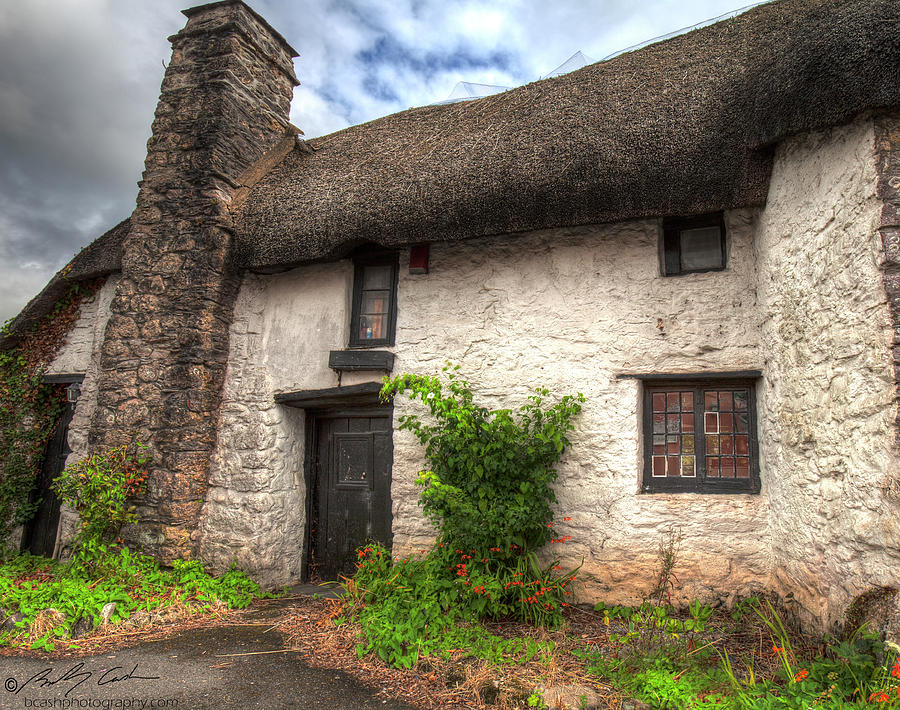 Thatched cottage 01 Photograph by B Cash