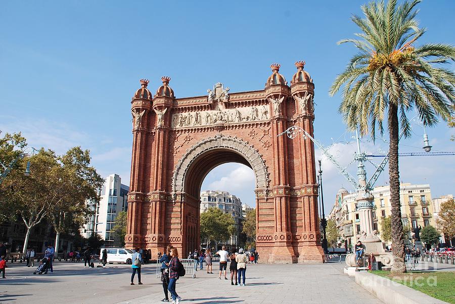 The Arc de Triomf in Barcelona Photograph by David Fowler