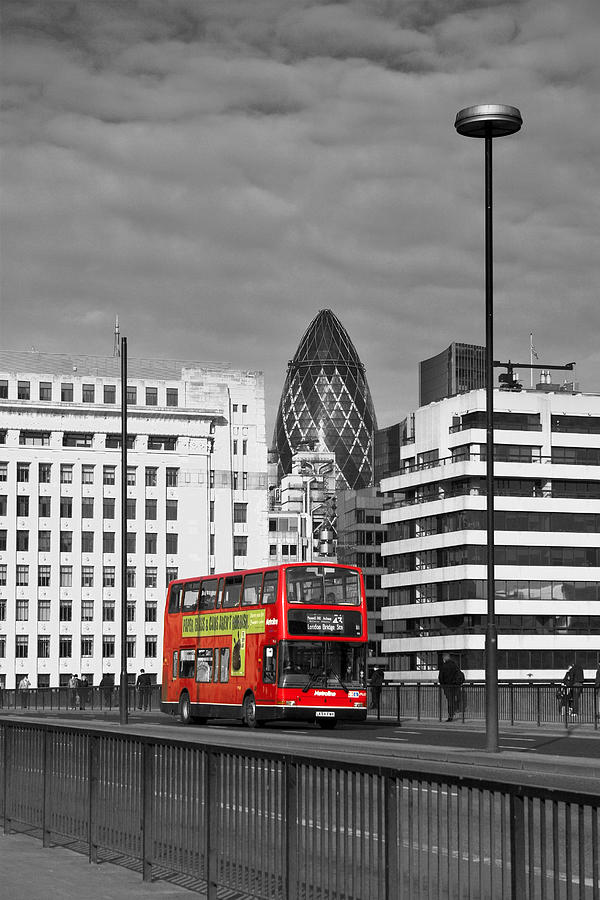 The No 43 to London Bridge Photograph by Hazy Apple