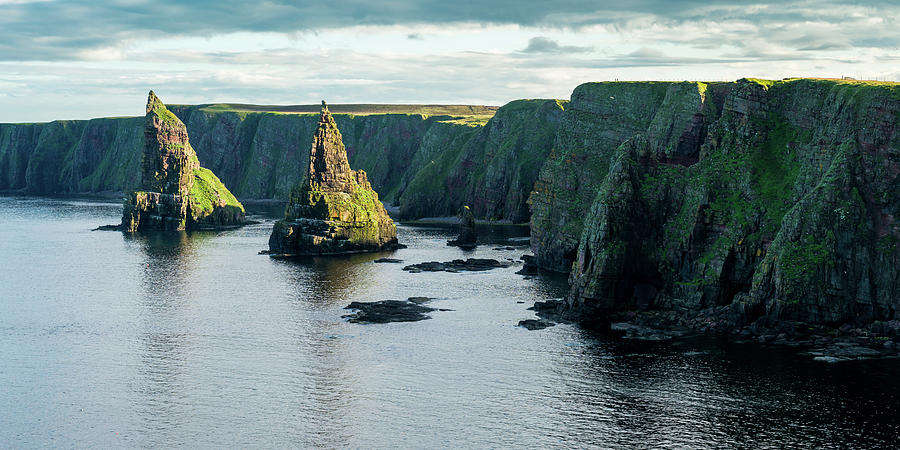 The scenic cliffs and stacks of Duncansby Head, Caithness, Scotland ...