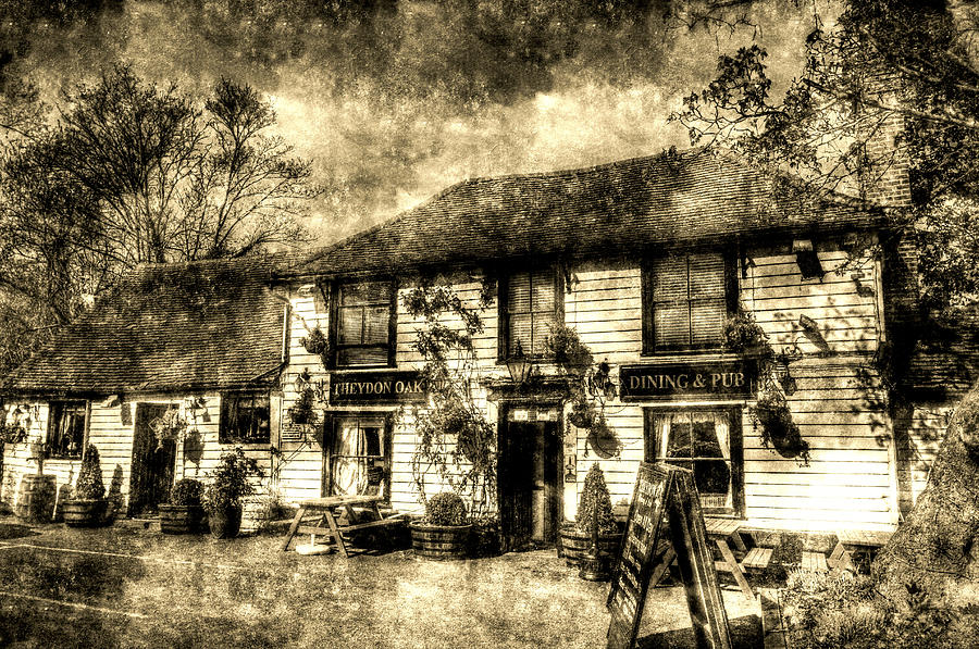 The Theydon Oak Pub Vintage Photograph by David Pyatt