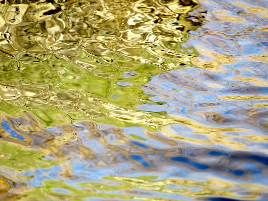 Abstract Photograph - Water Shakes Colors Dance by John Repoza