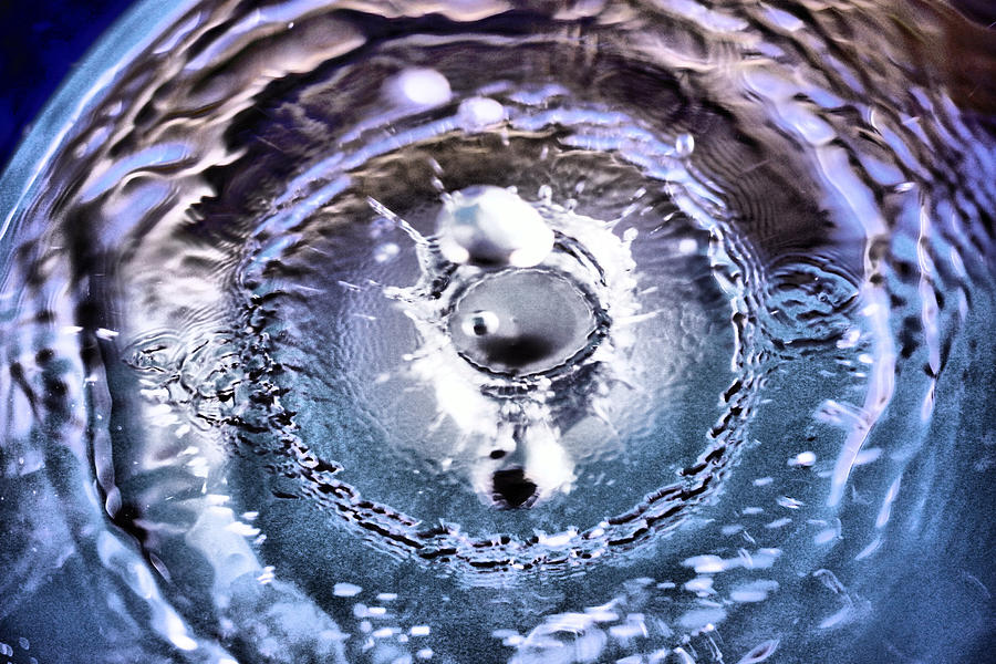 The way a droplet comes apart Photograph by Jeff Swan