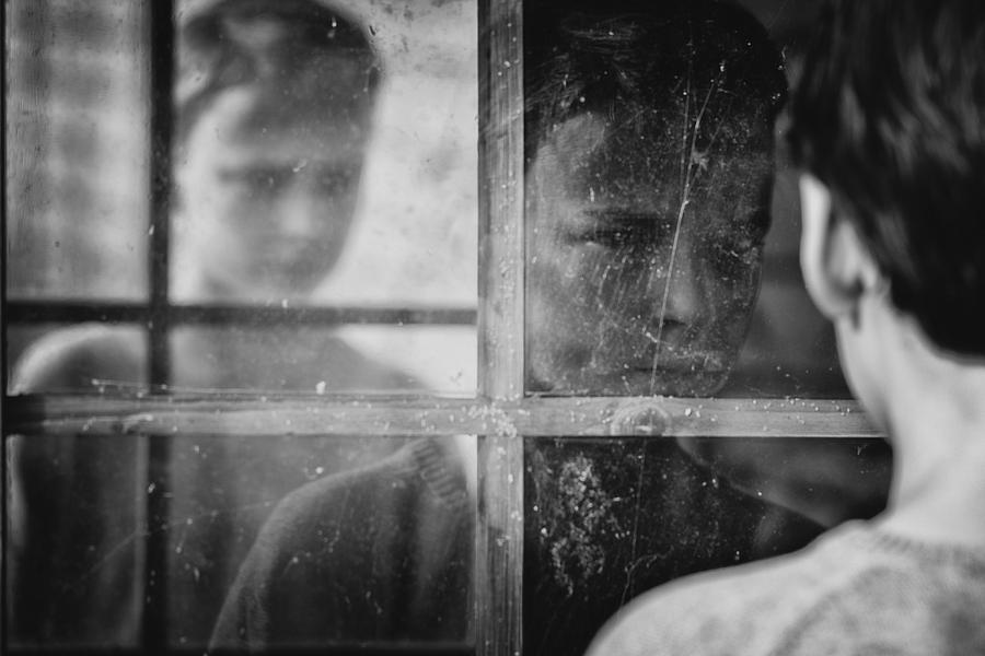 Black And White Photograph - The Window by Mirjam Delrue