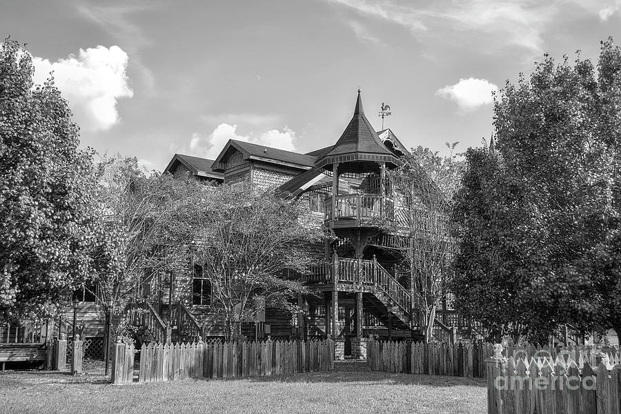 This Old House In Black And White Photograph by Kathy Baccari