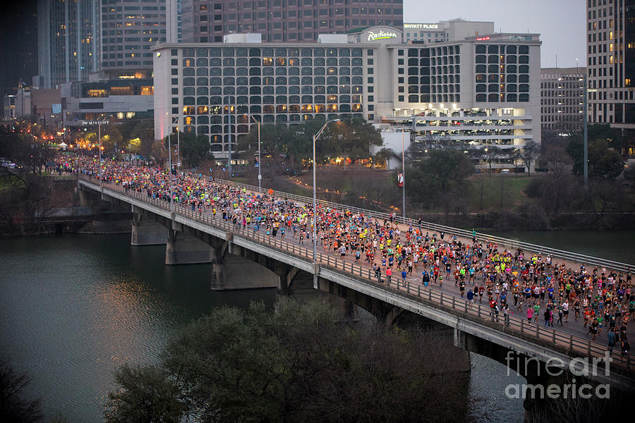 Thousands of Austin Marathon runners fill overtake the Congress Avenue