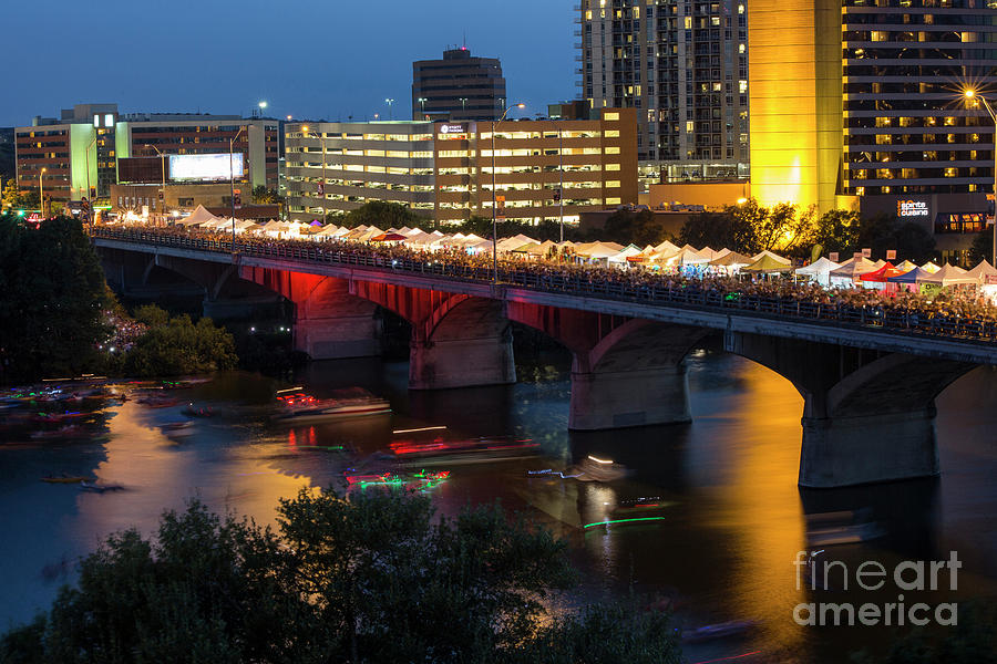 Thousands of patrons on the Congress Bridge watch the bats to take