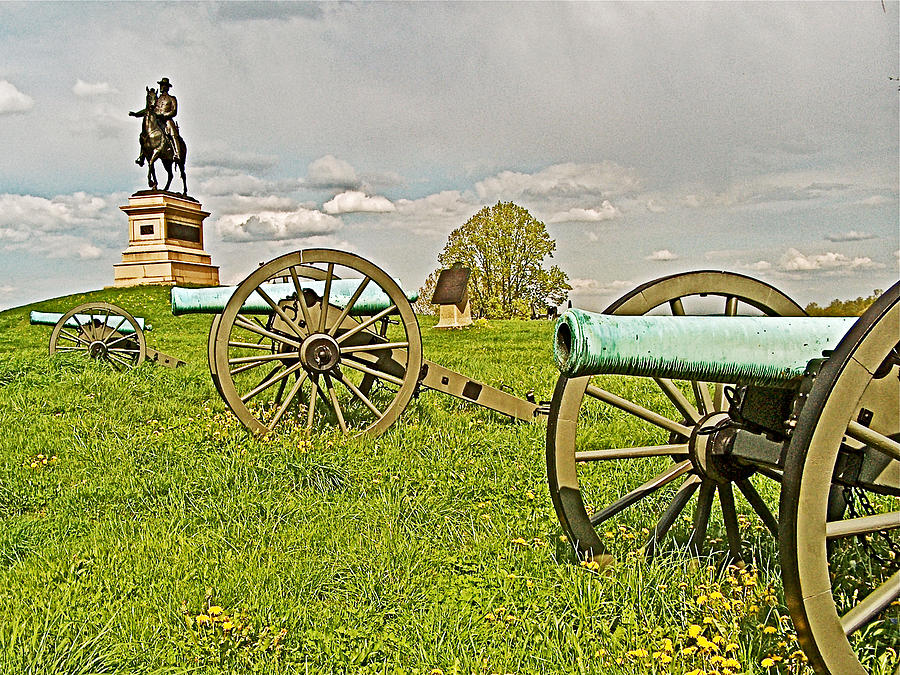 Three Cannon and a Horseman Monument in Gettysburg National Military ...