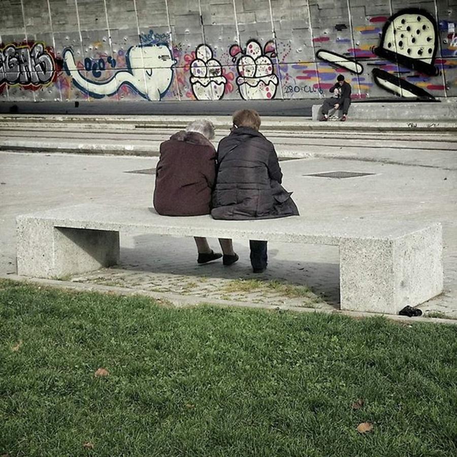 City Photograph - Three Legged Couple
#park by Rafa Rivas