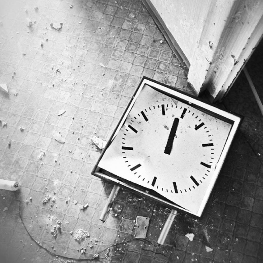 Time Was Running Out Fast Photograph by Mandy Tabatt