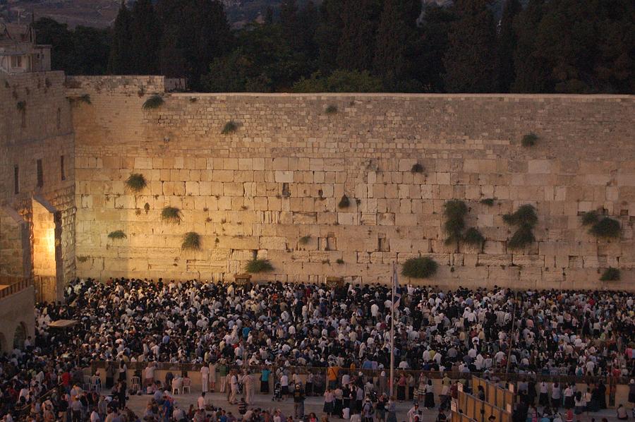 Tisha B'Av At The Kotel Photograph By Susan Heller - Pixels