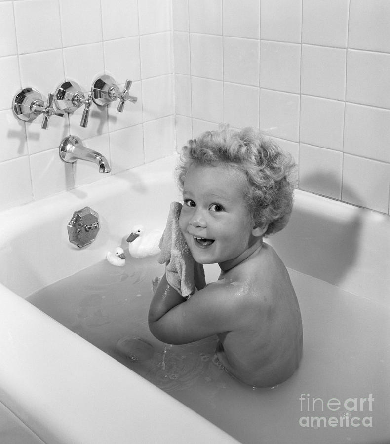 Toddler In Bath, 1950s Photograph by H. Armstrong Roberts/ClassicStock