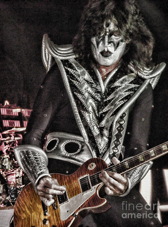 Tommy Thayer Photograph by Vivian Martin
