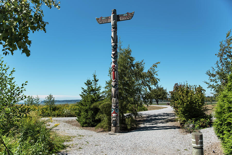 Totem Pole in Blaine Marine Park Photograph by Tom Cochran