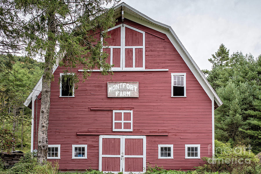 Traditonal Red New England Barn Photograph by Edward Fielding
