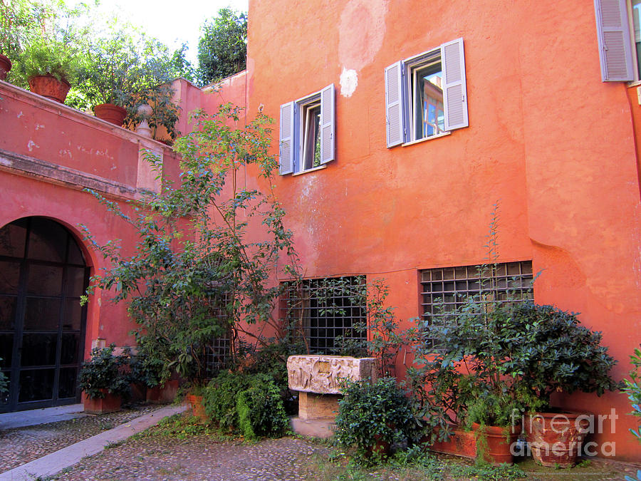 Architecture Photograph - Trastevere Courtyard by Katrina Perekrestenko Architecture Photograph - Trastevere Courtyard by Katrina Perekrestenko