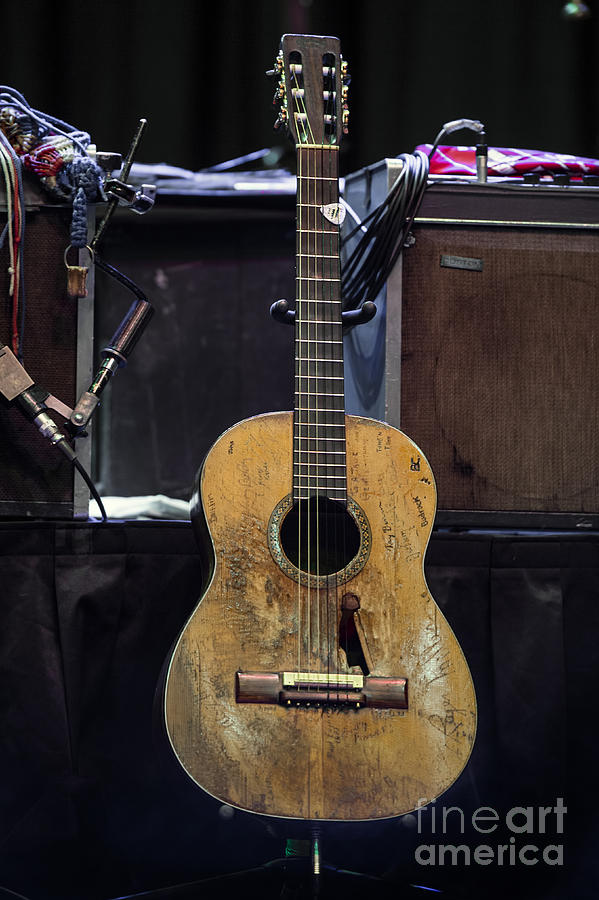 Trigger - Willie Nelsons Guitar Photograph by David Oppenheimer