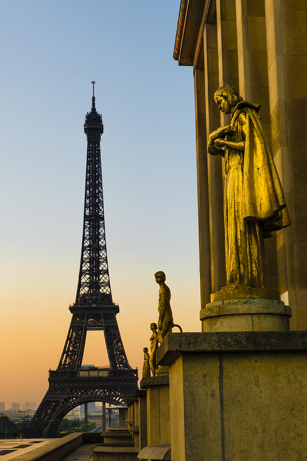 Trocadero Statues with Eiffel Tower Photograph by Oscar Gutierrez