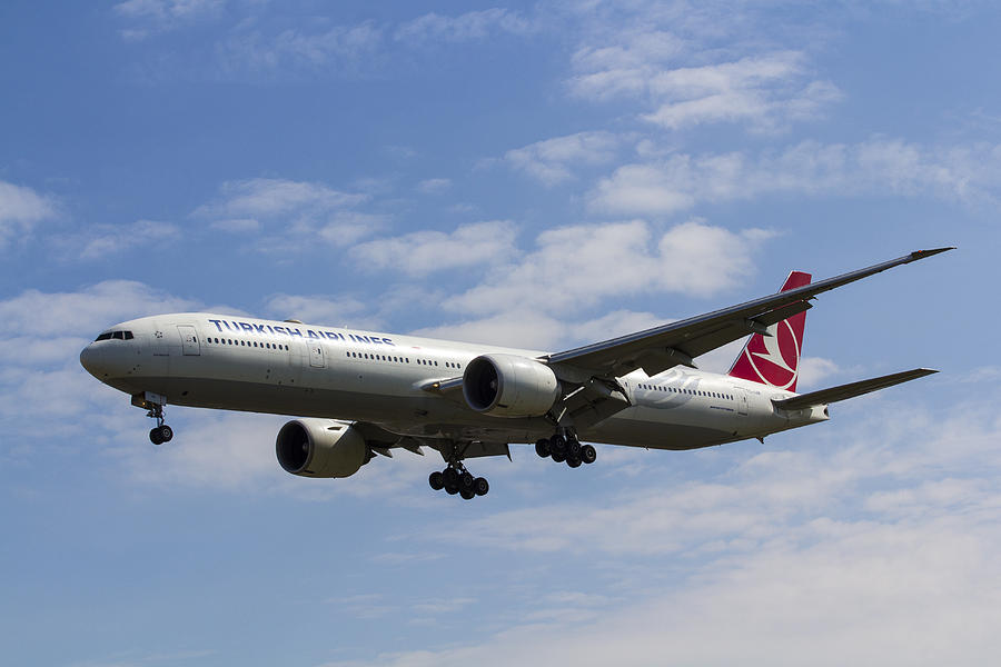 Turkish Airlines Boeing 777 Photograph by David Pyatt