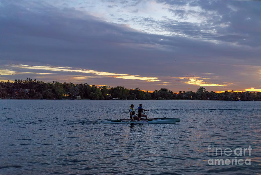 Two girls paddling at dusk Photograph by Les Palenik