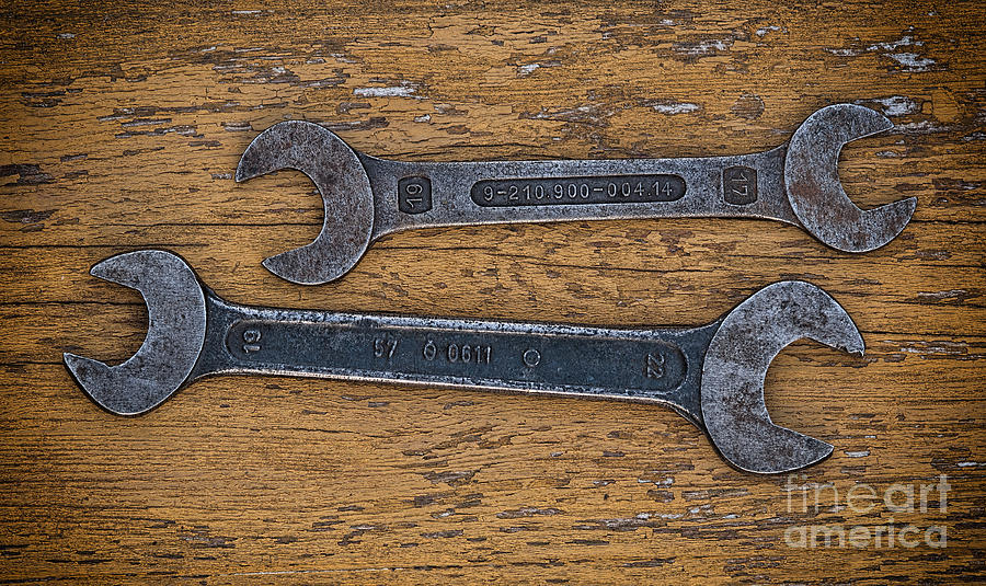 Two old spanners Photograph by Les Palenik