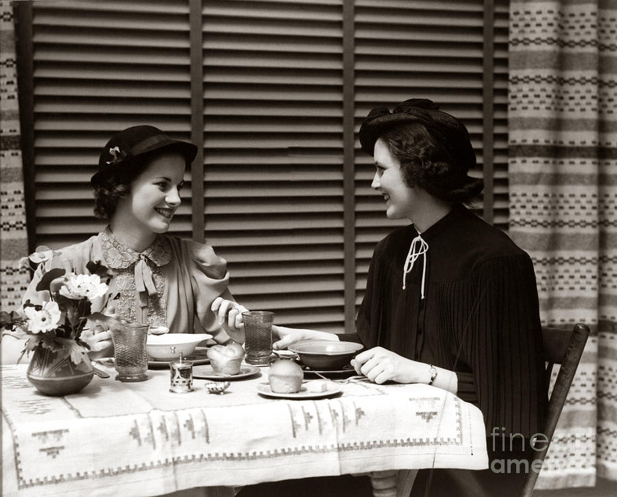 Two Women At A Restaurant, C. 1930s Photograph by H. Armstrong Roberts/ClassicStock