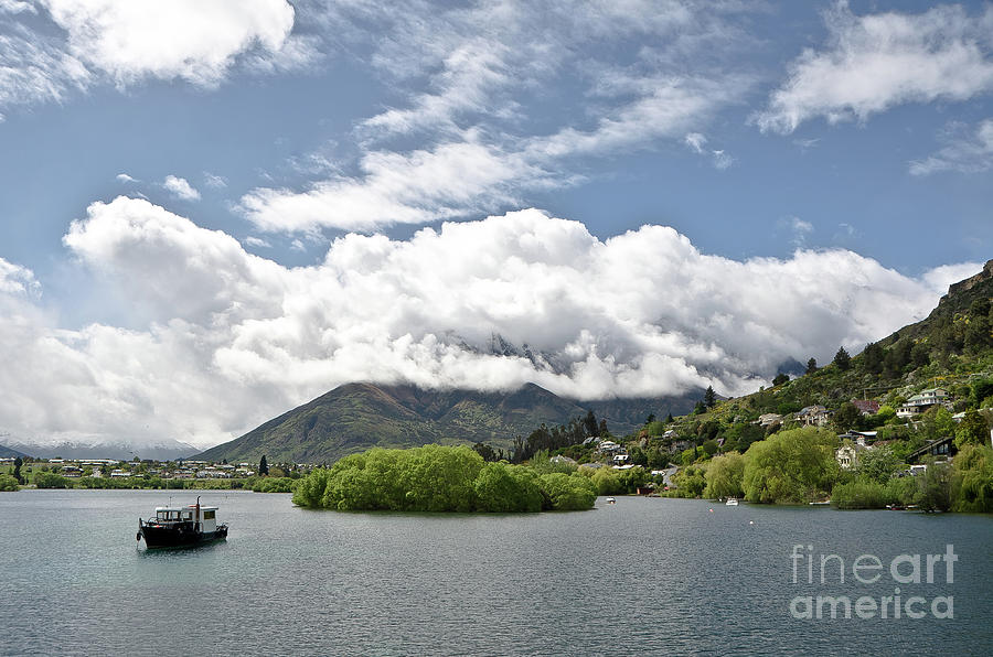 ueenstown New Zealand. Remarkable ranges and lake Wakatipu. Photograph by Yurix Sardinelly