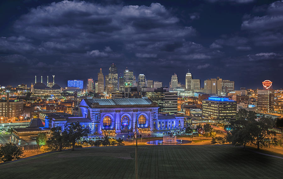 Royals madness descends on Union Station - Kansas City Business Journal