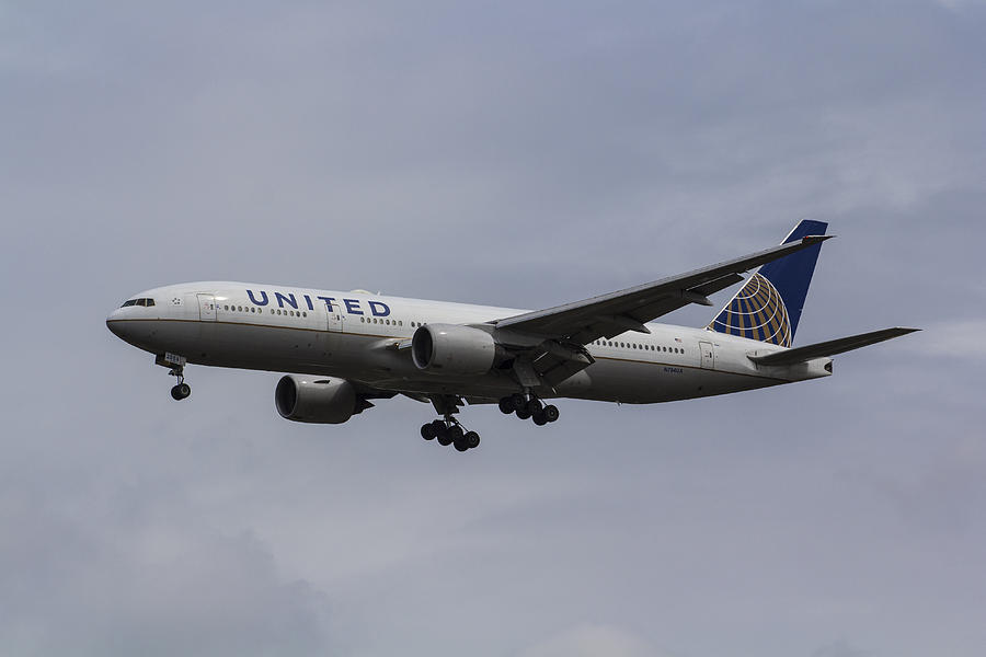 United Airlines Photograph - United airlines Boeing 777 by David Pyatt