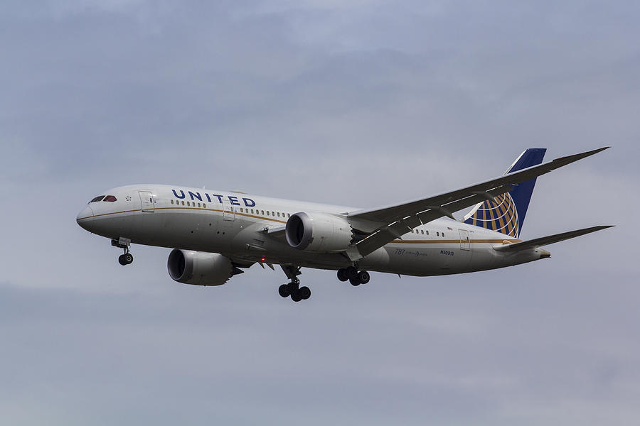 United Airlines Boeing 787 Photograph by David Pyatt