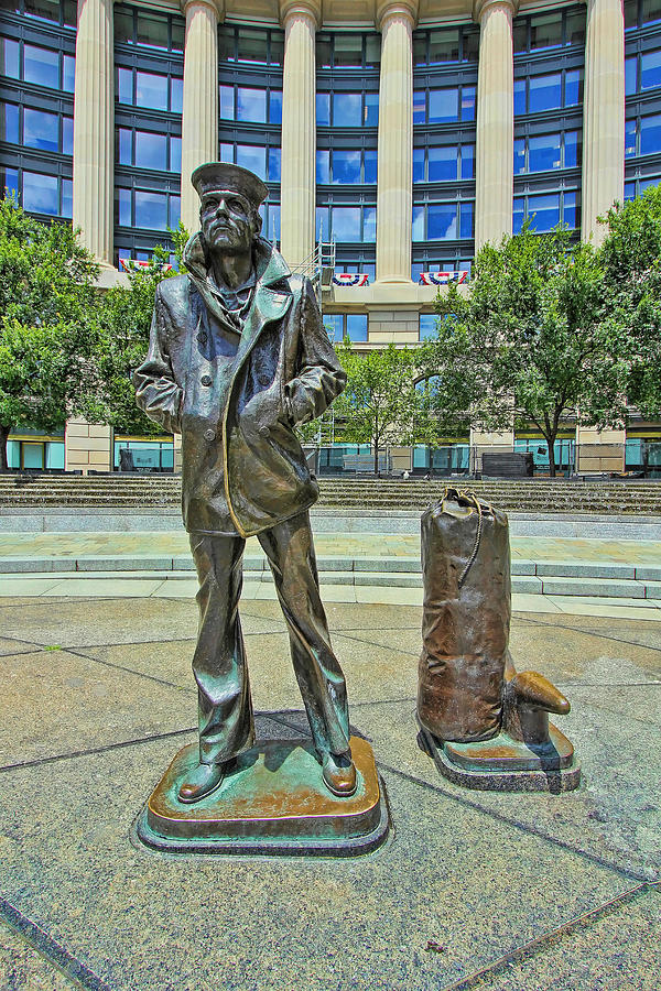 United States Navy Memorial - The Lone Sailor Photograph by Allen Beatty