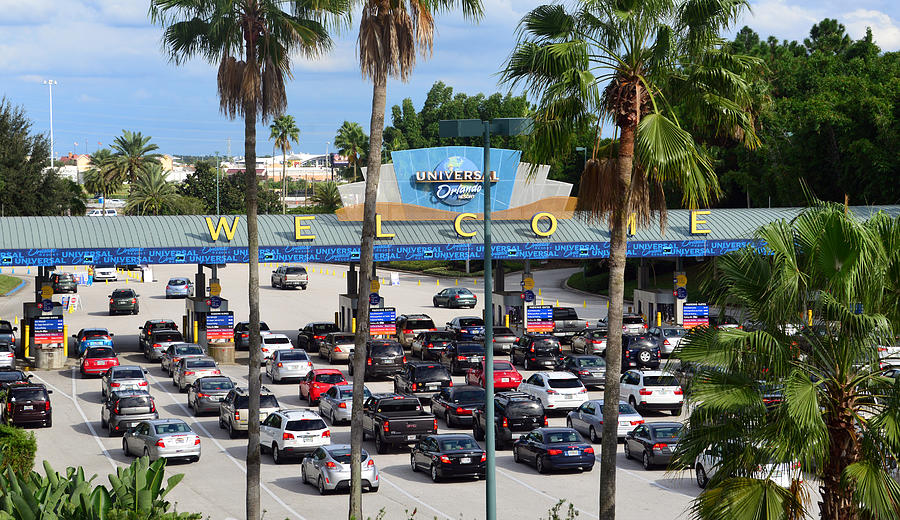 Crowds Walk From The Parking Garage At Universal Orlando Florida On A  Covered Walkway Bridge To The Entrance Stock Photo - Alamy