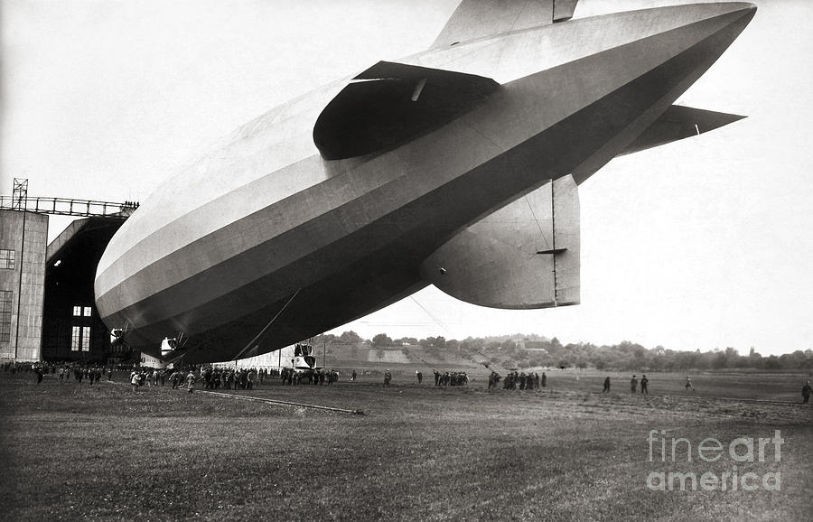 U.S. AIRSHIP, 1920s Painting by Granger