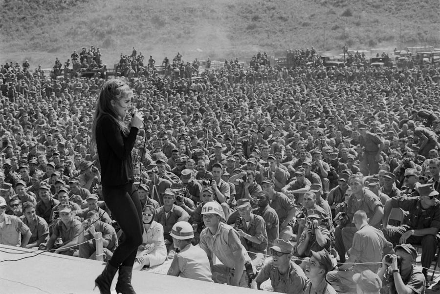 Uso Entertains Troops In Vietnam. Ann Photograph by Everett