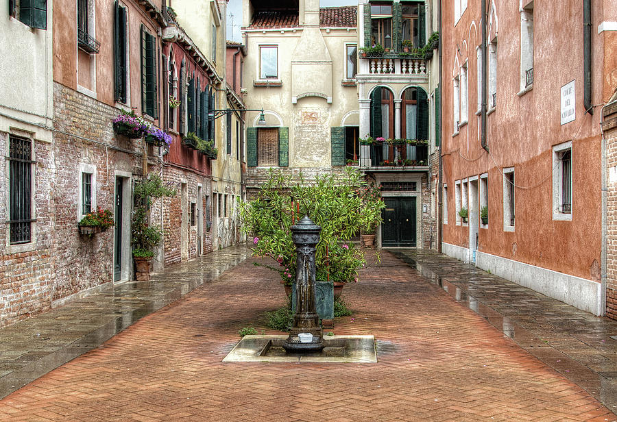 Venetian Courtyard Photograph by John Hoey