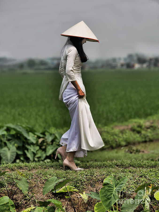 Hat Photograph - Vietnamese Woman Color  by Chuck Kuhn
