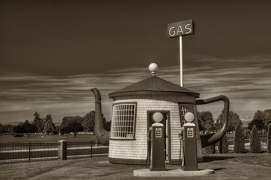 Vintage Gas Station - Zillah Teapot Dome Photograph