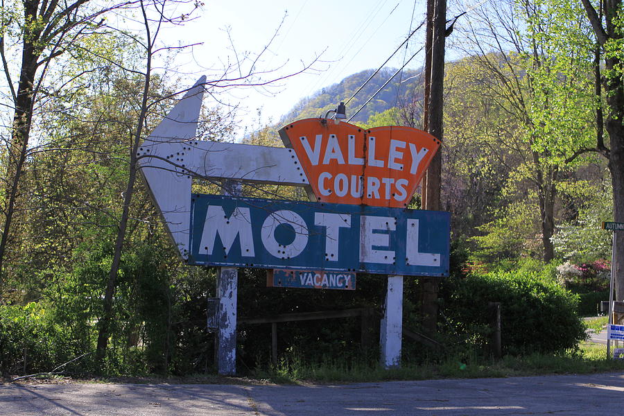 Vintage Motel Sign Photograph by Karen Ruhl