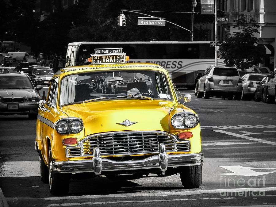 Старый таксопарк. Такси. Ретро-такси. Желтое такси. Винтажное такси.