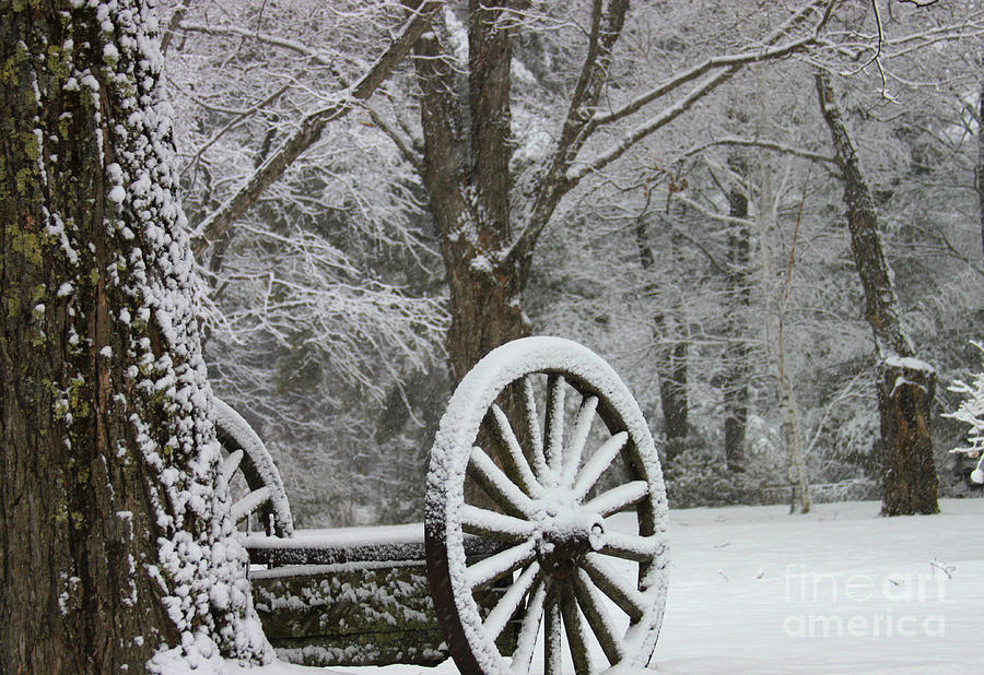 Wagon Wheel Snow-zoom Photograph