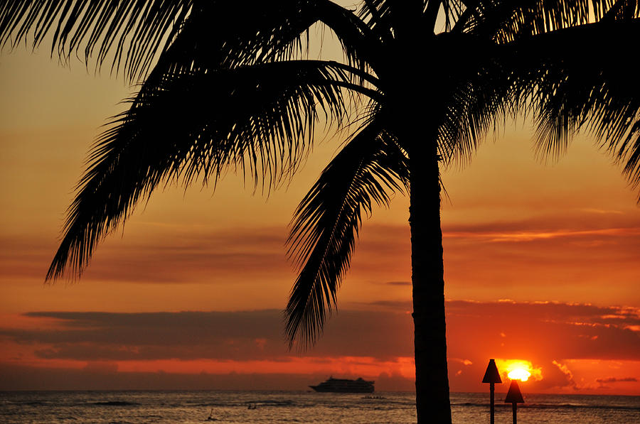 Waikiki Tiki Sunset Photograph by Kelly Wade
