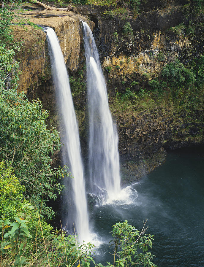 Wailua Falls surrounded by foliag Photograph by Greg Vaughn - Printscapes