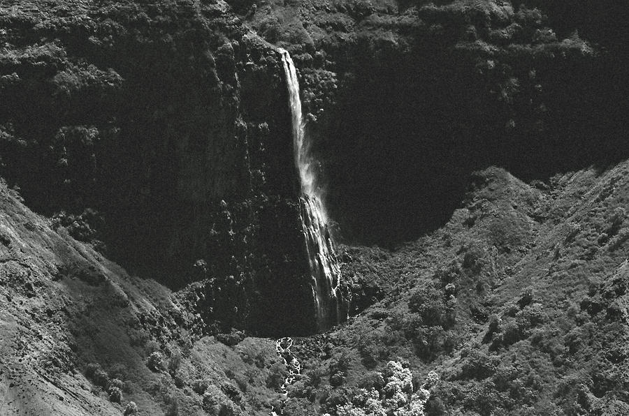 Waterfall 03 - SFX 200 BW - Waimea Canyon - Kauai, Hawaii Photograph by Pamela Critchlow