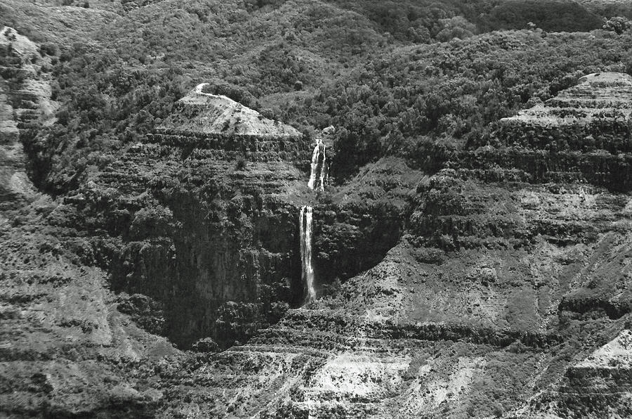 Waterfall 06 - SFX 200 BW - Waimea Canyon - Kauai, Hawaii Photograph by Pamela Critchlow