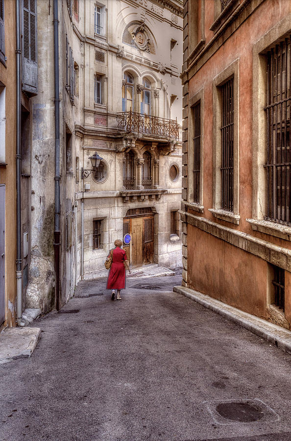 Walking toward home Photograph by Roberto Pagani