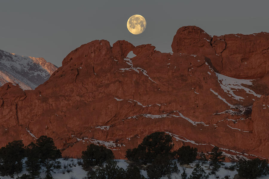 Waning Gibbous Setting On Kissing Camels In Garden Of The Gods