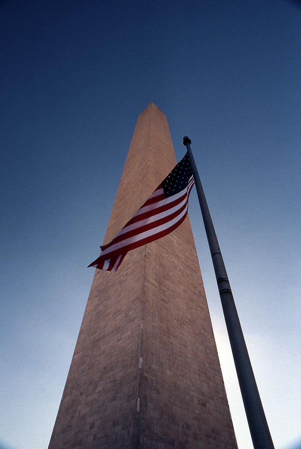 Washington Monument Single Flag Photograph by Skip Willits