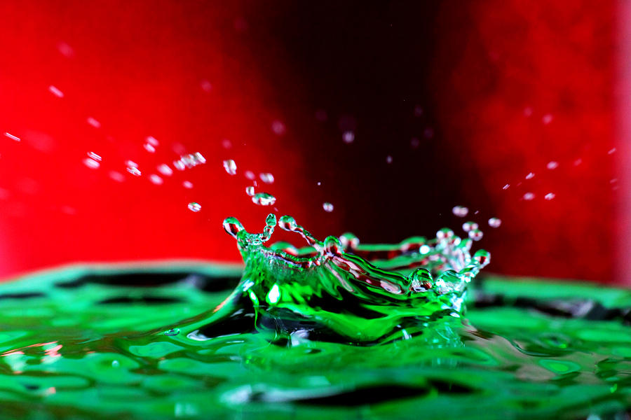 Water drop splashing Photograph by Paul Ge